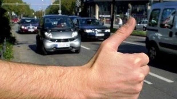 Un şofer a fost înjunghiat de un tânăr pe care l-a luat pasager la ocazie! Agresorul i-a aplicat victimei 27 de lovituri de cutit