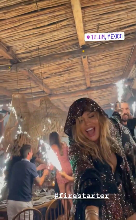 Loredana Groza s-a distrat pe mese, până dimineață, la Tulum