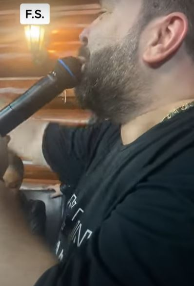 Florin Salam cântă la masa Biancăi Drăgușanu și a lui Gabi Bădălău. Sursă: captură video
