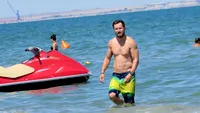 Dani Oţil umblă după rating şi în vacanţă. A făcut… baie de mulţime la plajă!