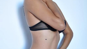Andreea Bododel s-a imbatat rau inainte de nunta! Desi este proaspata mamica, bruneta nu s-a sfiit sa ajunga acasa pe trei carari!