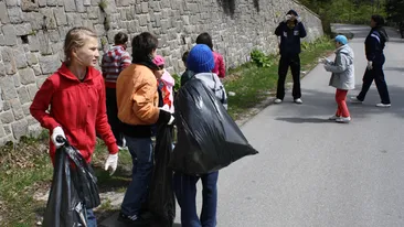 Orfanii din Sinaia au strans mizeria lasata de turisti la Cota 1.400