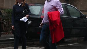 VIDEO EXCLUSIV. A redeschis războiul cu soţia, iar acum… Fostul antrenor al lui Gigi Becali, filmat cu milionara pentru care ar fi divorţat!