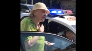 Scandalos! O pensionară de 81 de ani din București, amendată pentru că semaforul s-a făcut roșu în timp ce traversa strada. Câți lei e amenda