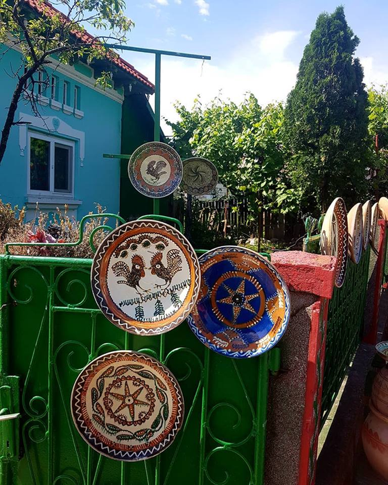 Cocoșul de Hurez este unul dintre motivele cele mai întâlnite în zonă