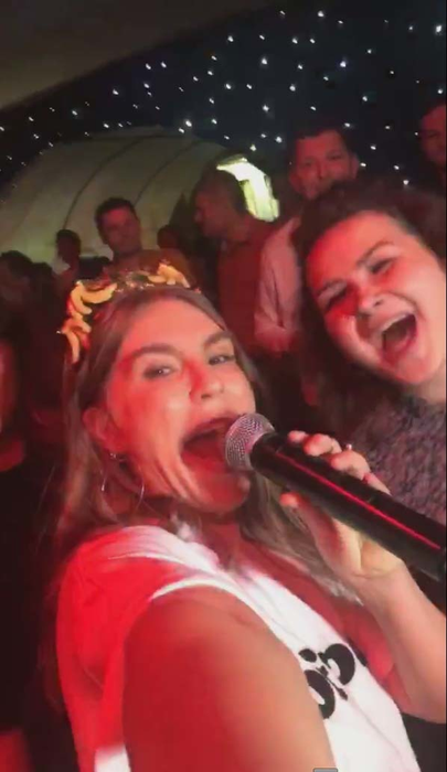 Corina a făcut un show de zile mari: toţi participanţii la petrecere s-au distrat de minune