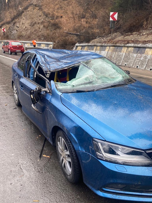 VIDEO | Sfârșit tragic pentru o femeie din Capitală. Se afla în vacanță cu familia, când un copac a căzut pe cupola mașinii condusă de soțul ei
