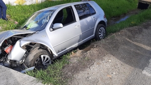 A înfipt mașina într-un cap de pod. Șoferul a rămas blocat și a fost scos de pompieri