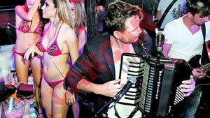 Le-a cantat americanilor la acordeon