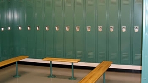 Un elev din Craiova încuiat în vestiarul căminului de către un pedagog a sunat la 112 ca să scape!