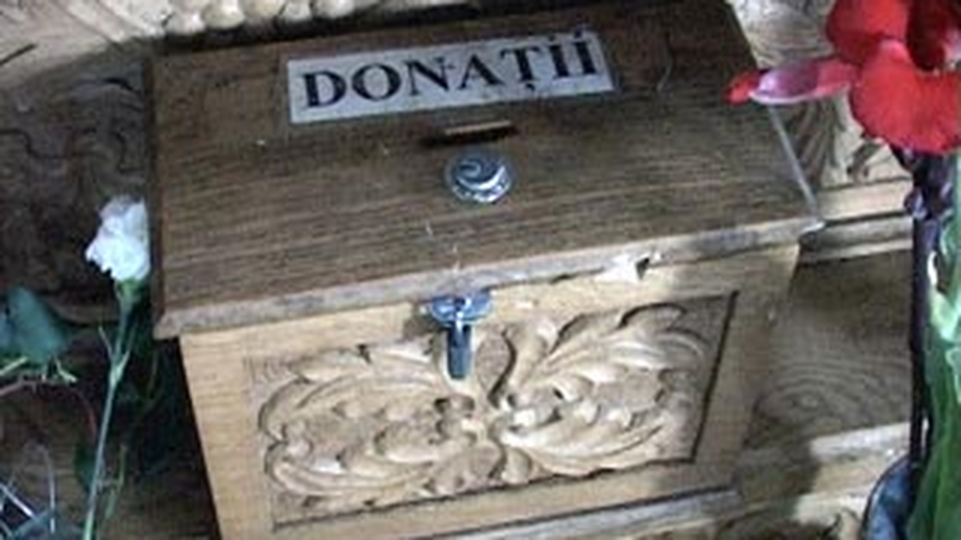 Doua tinere au furat de Rusalii din cutia milei de la Biserica Enei din Bucuresti