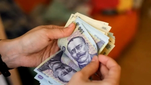 700 de lei de la Guvernul României pentru aceste persoane. Un nou sprijin oferit mamelor minore care vor să-și continue studiile