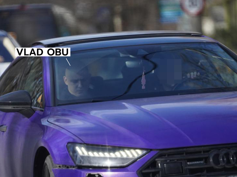 Vlad Obu, în mașină alături de prieteni Vlad Obu, relaxat după audieri (SURSA FOTO: CANCAN.RO)