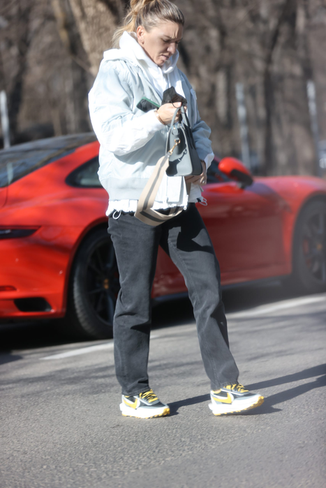 Simona Halep a ieșit la plimbare cu superbul Porsche 911 Carrera, (Foto: CANCAN.RO)