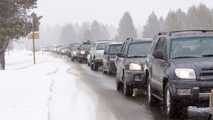 Revelionul a inceput pe DN1! Lumea s-a strans in coloane de masini ce se intind pe o distanta de 10 kilometri pe Valea Prahovei