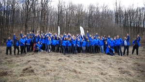 Peste 100 de voluntari ai Fundației Țiriac și Țiriac Auto și-au unit forțele în cadrul programului    "Plantăm fapte bune în România", pentru a împăduri o enclavă forestieră în județul Argeș