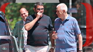 Două familii bogate și influente ale României au schimbat câteva vorbe departe de ”pereții care au urechi”. Întâlnire secretă în parc cu ceas de 620,000 € la mână!