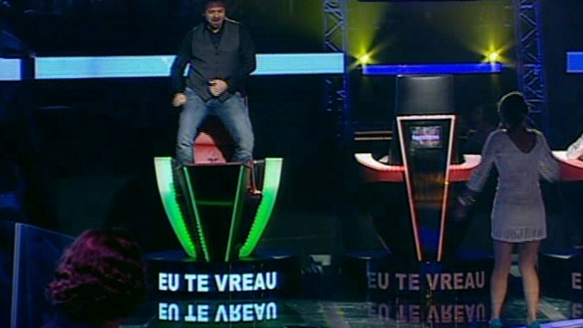 Nu ti l-ai fi inchipuit asa pe Marius Moga! Uite cum s-au catarat pe scaune toti juratii de la "Vocea Romaniei" ca sa danseze cu o concurenta!
