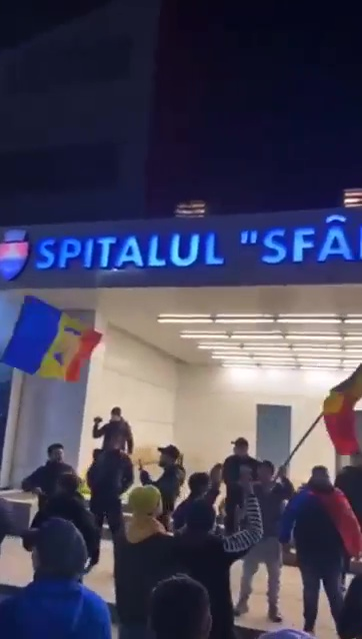 Scandări halucinante în fața Spitalului din Bacău