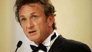 Sean Penn s-a alaturat miilor de egipteni care protestau in Piata Tahrir
