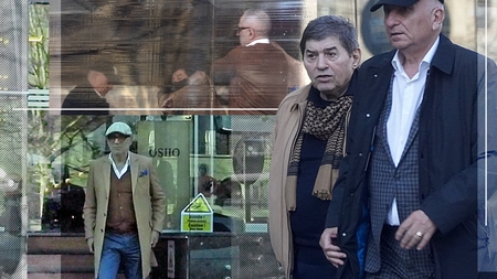 Întâlnirea șmecherilor în cartierul bogaților! Primele imagini cu ”Împăratul” Mihail Vlasov, după “liberare”: șuetă cu “Regele tablelor”