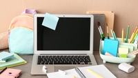 Copilul are laptop pentru școală, dar tentațiile sunt la un click distanță! Cum îl ajuți să rămână concentrat