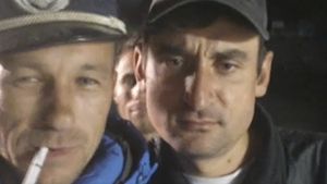VIDEO. S-au distrat deghizaţi în poliţişti, la o petrecere în Frunzaru, Olt, iar acum...