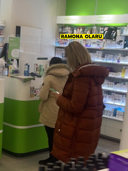 Ramona a stat doar cu ochii în telefon / (Sursa: CANCAN.RO)