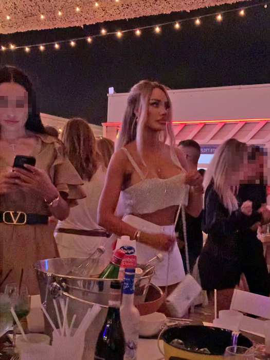 Bianca Drăgușanu și-a arătat "puterea de atracție" la Loft Mamaia / (Sursa: CANCAN.RO)