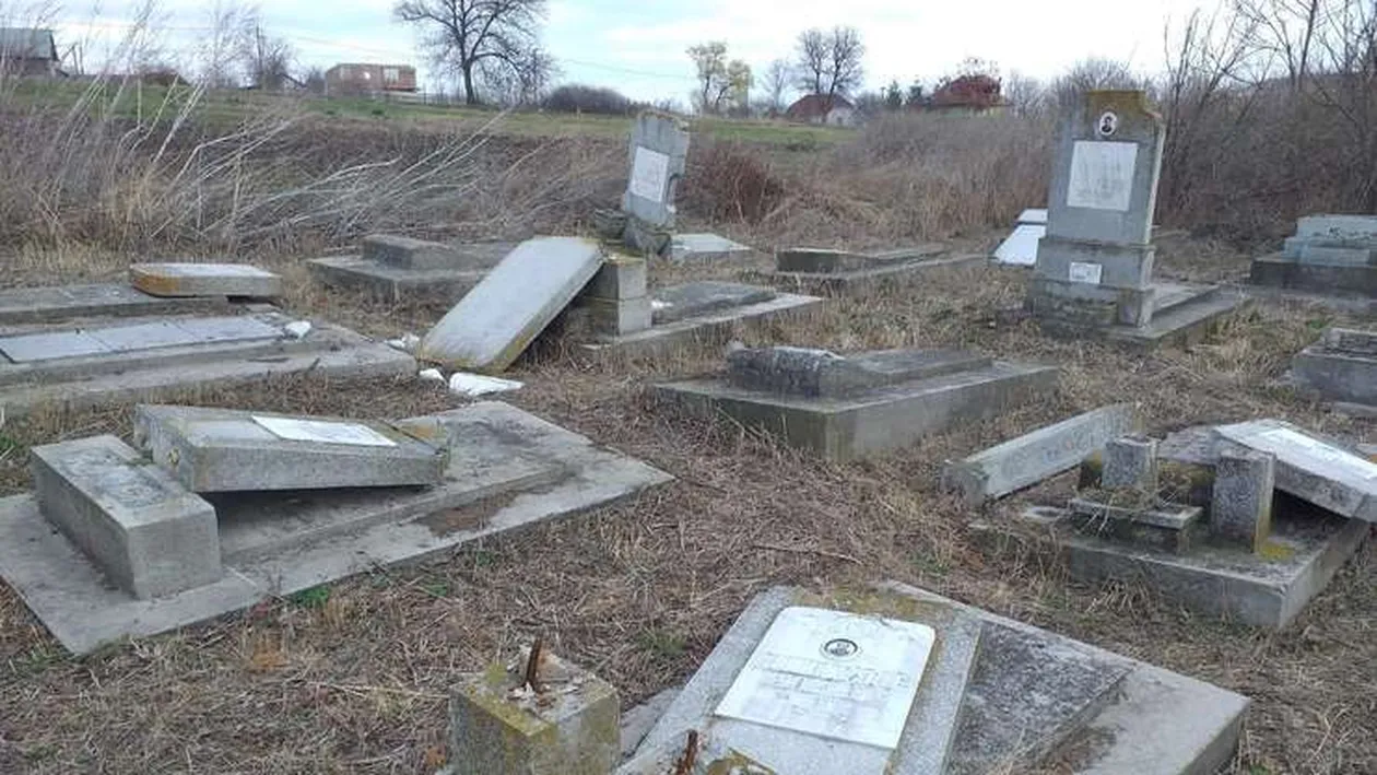 Peste 70 de monumente funerare din cimitirul evreiesc din Huși au fost vandalizate. MAI a demarat o anchetă