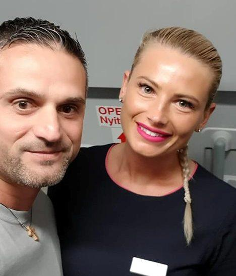 Gestul unei stewardese românce a impresionat o țară întreagă: „Sunt fericită că am putut să ajut un om, aş face-o oricând. Să fim buni nu costă nimic!”