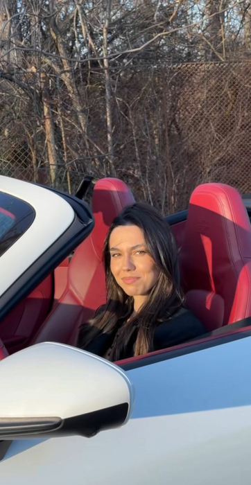 Mira şi-a făcut cadou un bolid de lux. Foto: Instagram