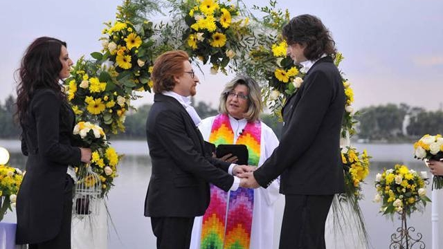 “Gay-ii de la PRO TV” au avut nunta în România acum cinci ani, dar s-au stabilit în Spania. Ce părere au despre referendum