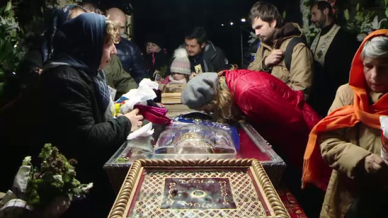 O familie din București împodobește cu flori, de 15 ani, catafalcul moaștelor Sfintei Parascheva