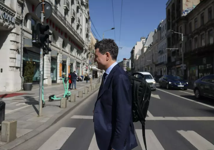 Cât costă rucsascul lui Nicușor Dan, de fapt. N-a renunțat la el nici în timpul vizitei oficiale la Erevan