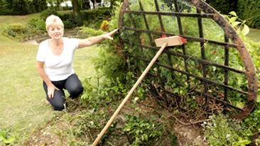 Viata i-a atarnat...de-o franghie! O bunicuta care a cazut intr-un put, salvata dupa 90 de minute