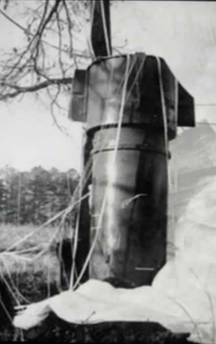 Locul prăbușirii bombardierului nuclear american