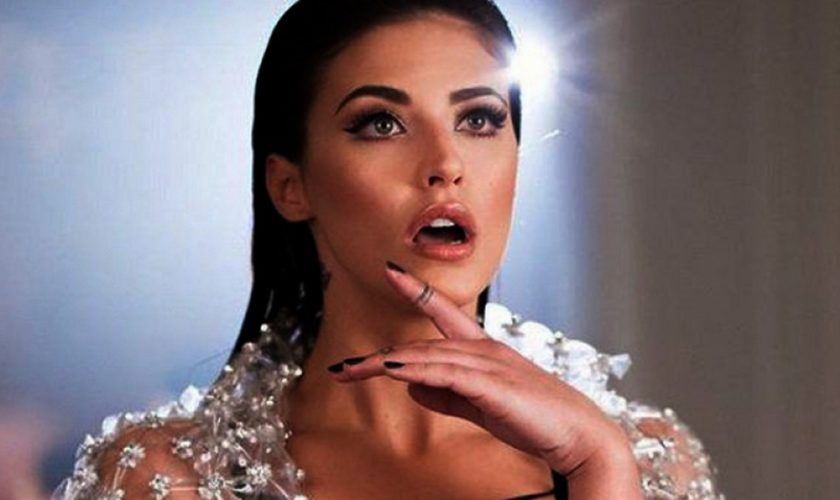 Antonia, ipostaze provocatoare la malul mării. Fanii și-au dat coate când au văzut-o pe artistă