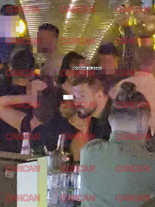 Pune ochii pe o mulatră sexy pe care o invita la bar