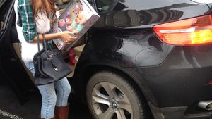 Bianca Dragusanu a dat in mintea copiilor. Vezi ce prietena noua si-a facut roscata si cum se comporta cu ea!
