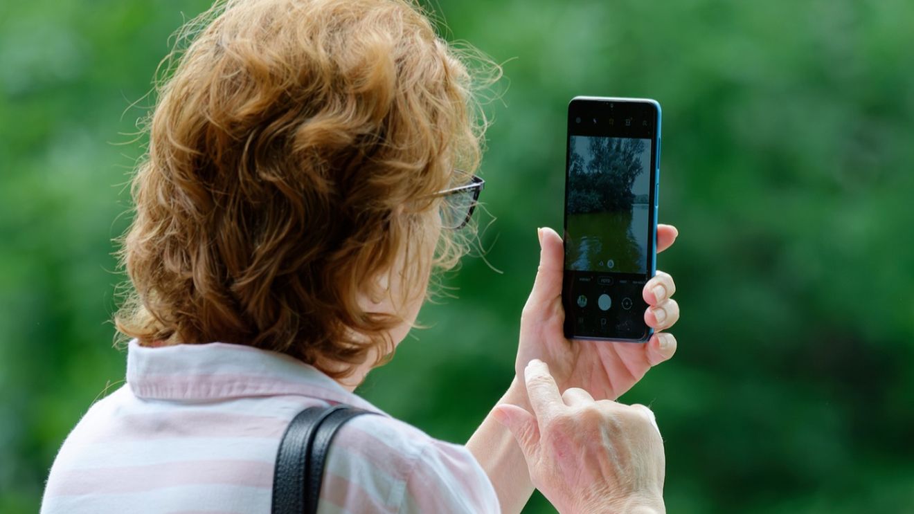 Metoda banală prin care a fost păcălită o bătrână din Botoșani. Cum a rămas fără câteva zeci de mii de lei