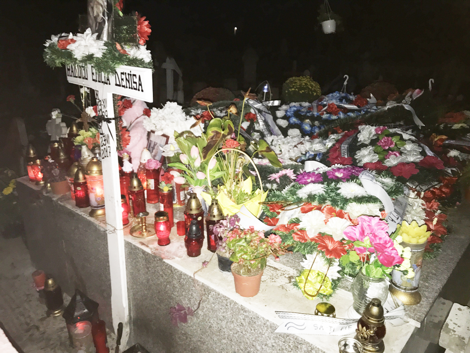 Mormântul Denisei este acoperit de flori şi daruri, chiar şi la două luni de când îndrăgita cântăreaţă s-a stins din viaţă
