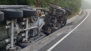 O autocisternă s-a răsturnat în Maramureș! Trafic îngreunat