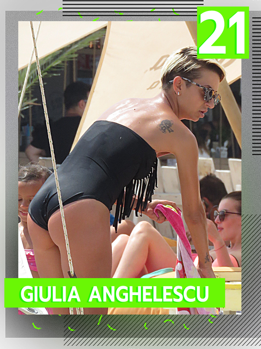 Top 50 sexy-vedete în poziții incendiare pe șezlong. Au ”cuvântul” Daniela Crudu, Bianca Iordache sau Lora