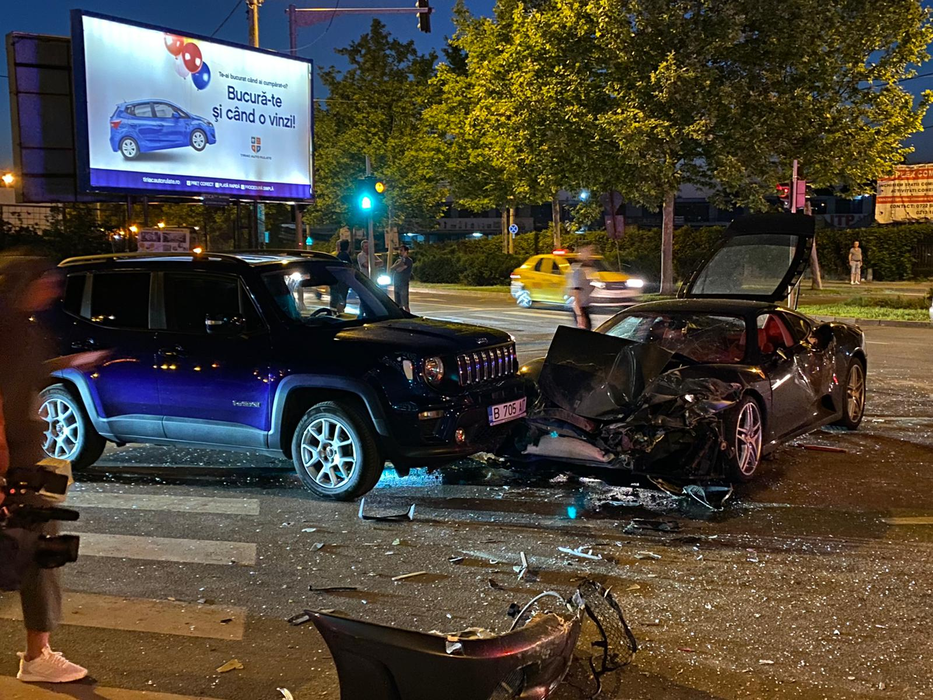Grav accident în București! Un Ferrari și un Mitsubishi s-au făcut praf! IMAGINI EXCLUSIVE