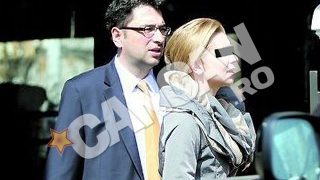 Ea cu SUV-ul, el cu Loganul. Voinescu a imbratisat "sever" o blonda misterioasa