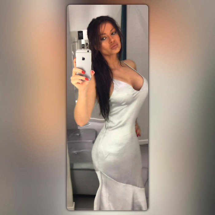 Simona a renunţat la extensiile blonde şi unghiile false.