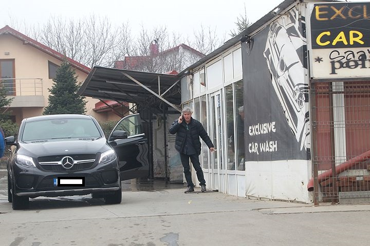 Dan Bittman a ieșit din spălătorie cu telefonul la ureche
