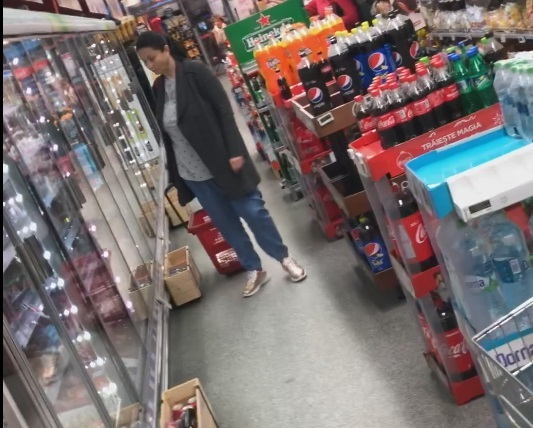 Gabriela Cristea a ”valsat” printre rafturi, bucurându-se la maximum de partida de shopping