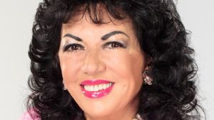 Carmen Harra, primul videoclip din ultimii 20 de ani! A filmat impreună cu fiica ei in desert, la 0 grade